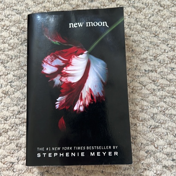 New Moon paperback, book 2 of 4 in Twilight Saga by Stephanie Meyer - Picture 4 of 16